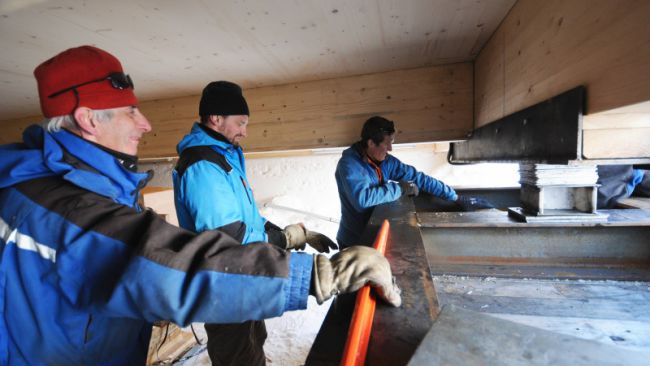 lifting the station - © International Polar Foundaton