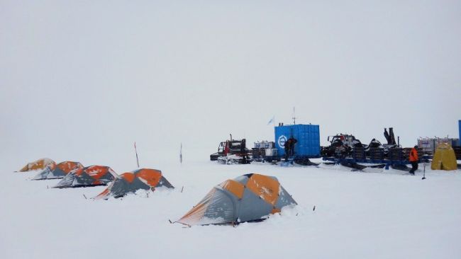 The Princess Elisabeth team camping in the field close to the coast. - © International Polar Foundation