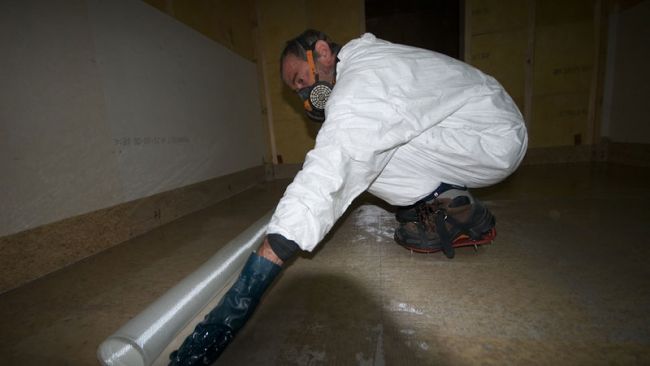 Epoxying the Station Floor - © International Polar Foundation