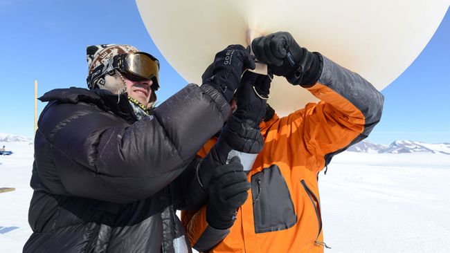 Alexander and Quentin tying up a weather balloon before releasing it - © International Polar Foundation / Jos van Hemelrijck