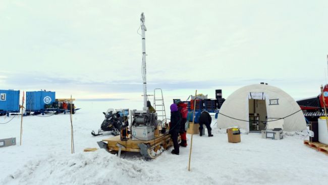 Drilling on the King Baudoin Ice Shelf - © International Polar Foundation / Jos Van Hemelrijck