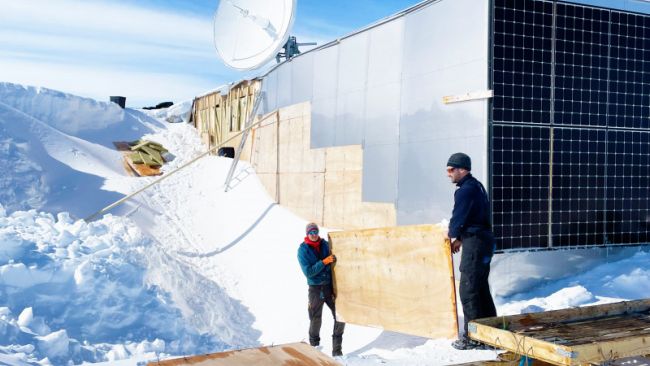 Fixing the wall of the station's annex at the Princess Elisabeth Antarctica - © International Polar Foundation