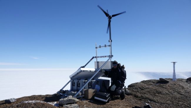 GIANT Antenna installed at Asuka Station - © International Polar Foundation