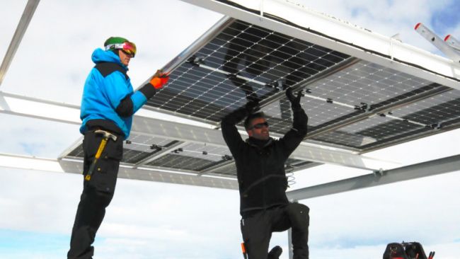 Guus and Johan replace solar panels with latest generation models. - © International Polar Foundation / Venturi