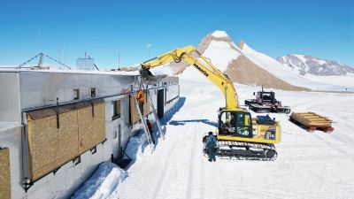the BELARE team prepares PEA for overwintering prior to departure - © International Polar Foundation