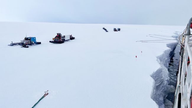 Offloading cargo from the ship at the coast - © International Polar Foundation