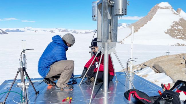 Installing instruments for the PASPARTOUT project - © International Polar Foundation