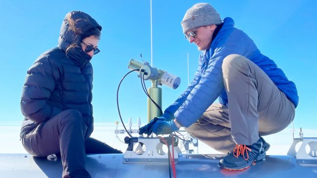 Paula and Oscar install a CIMEL sun photometer on the roof of PEA - © International Polar Foundation