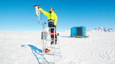 Quentin Vanhellemont from the Royal Belgian Institute of Natural Sciences calibrates the HYPSTAR radiomater near PEA - © International Polar Foundation