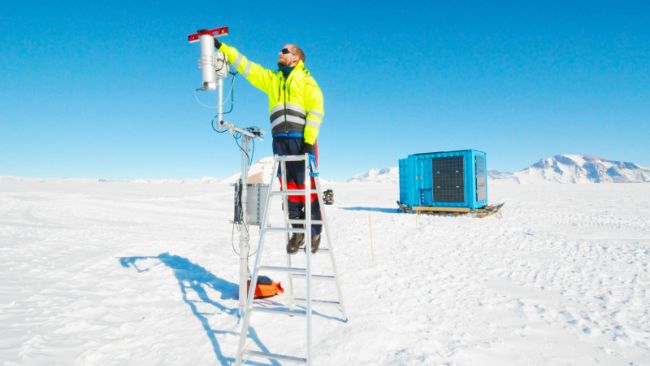 Quentin Vanhellemont from the Royal Belgian Institute of Natural Sciences calibrates the HYPSTAR radiomater near PEA - © International Polar Foundation