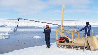 Bruno Danis and Alain Hubert using the metallic lander to take photos of the sea floor to investigate biodiversity for the BELSPO-funded RECTO project - © International Polar Foundation, Bruno Danis, ULB