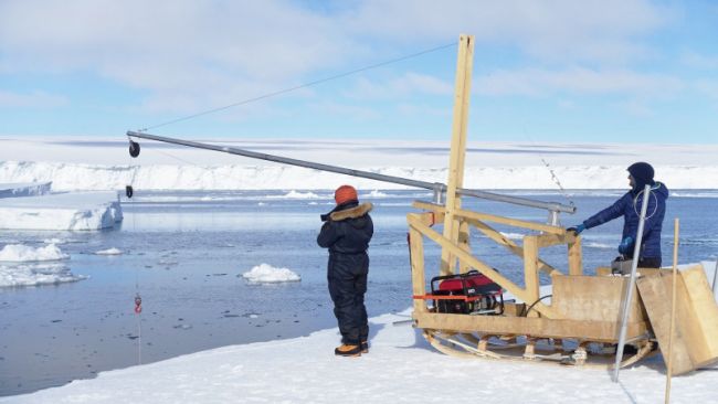 Bruno Danis and Alain Hubert using the metallic lander to take photos of the sea floor to investigate biodiversity for the BELSPO-funded RECTO project - © International Polar Foundation, Bruno Danis, ULB