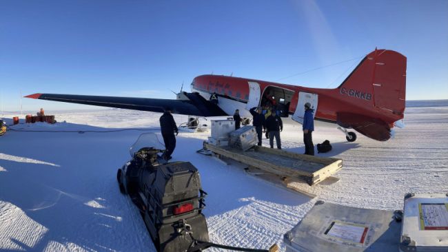 The team unloads the first loads of cargo arrived in Antarctica - © International Polar Foundation