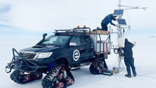 Simon and Nico servicing an automatic weather station near the coast - © International Polar Foundation