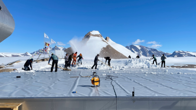 Working in the Snow - © IPF