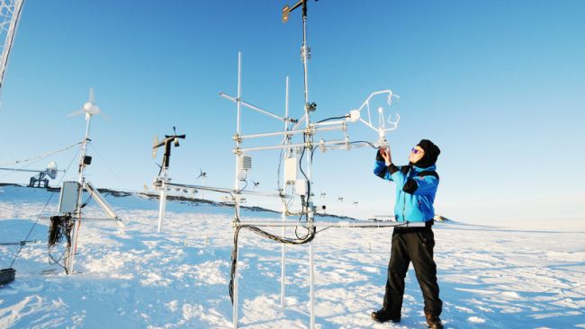 Armin Sigmund from EPFL working on a remote measurement station in the field. - © International Polar Foundation