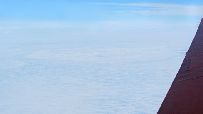 Photo of the possible meteorite impact zone taken from AWI's Polar 6 aircraft during an aerial survey - © Tobias Binder, AWI