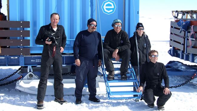 The team on its way to the coast - © International Polar Foundation