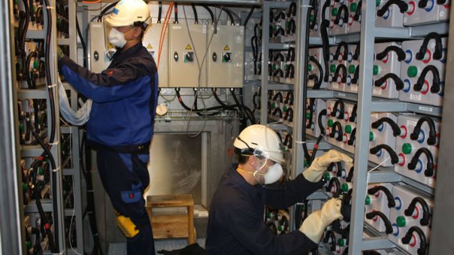 Karel Moerman and Erik Verhagen at work in the batteries room - © International Polar Foundation