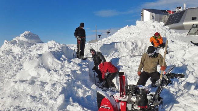 NIPR scientists giving a hand - © International Polar Foundation