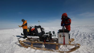 Frank Pattyn and Kenichi Matsuoka in the field - © International Polar Foundation - RenĂ© Robert