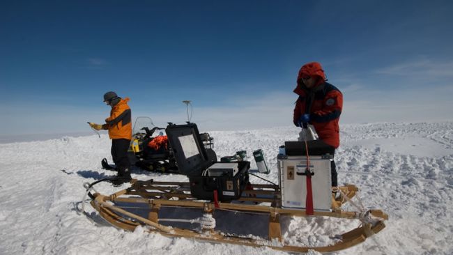 Frank Pattyn and Kenichi Matsuoka in the field - © International Polar Foundation - René Robert