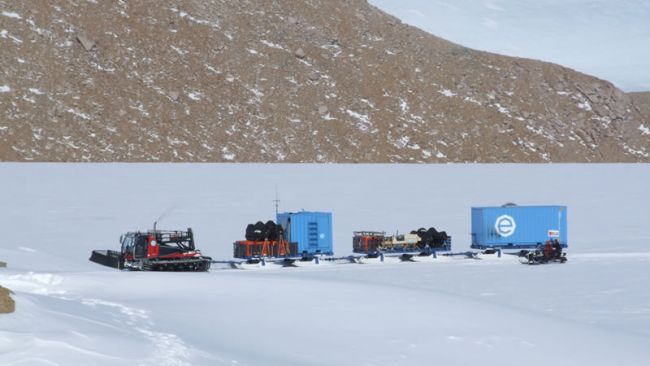 The team on their way to base camp - © International Polar Foundation