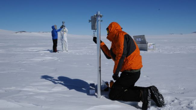 Scientists from the CHASE project changing filters in their particle samples on the Antarctic Plateau - © International Polar Foundation