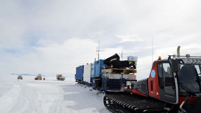 The convoy ready to leave for the coast - © International Polar Foundation / Jos Van Hemelrijck