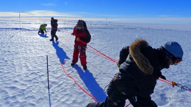 Field training sessions for newcomers - © International Polar Foundation