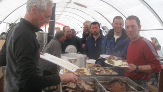 Dinner Service - Copyright: International Polar Foundation - © International Polar Foundation