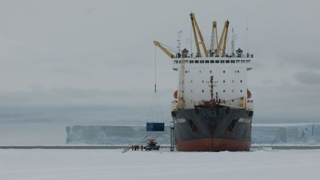 Unloading - © International Polar Foundation