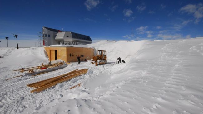 Work on the Garage Extension - © International Polar Foundation