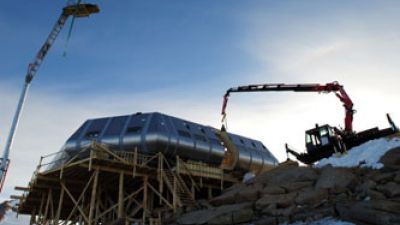 Fassi and Acromet Cranes Complete North Façade - Copyright: International Polar Foundation - © International Polar Foundation