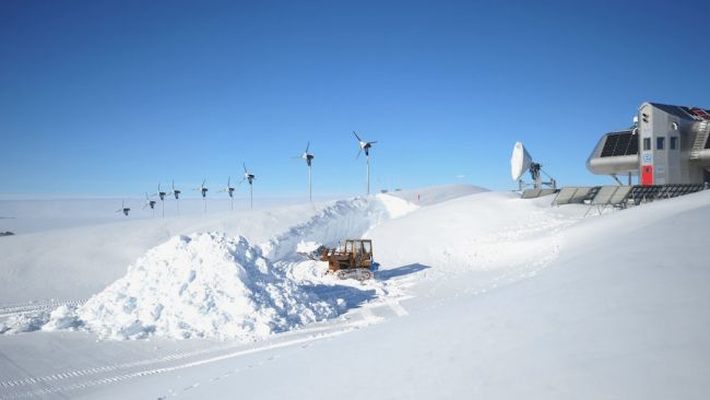 Clearing the accumulated snow in front of the garages - © International Polar Foundation / Alain Hubert