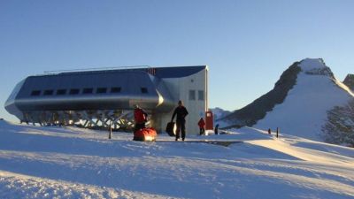 Transfering the luggage to the station - © International Polar Foundation