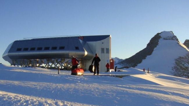 Transfering the luggage to the station - © International Polar Foundation