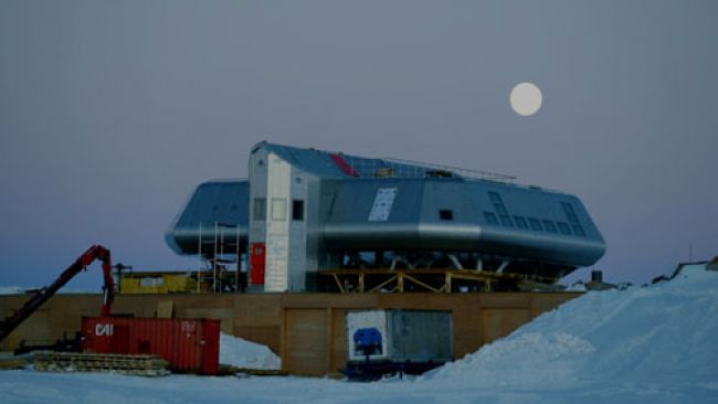 Full moon over the station - Copyright: Michel de Wouters / International Polar Foundation - © International Polar Foundation