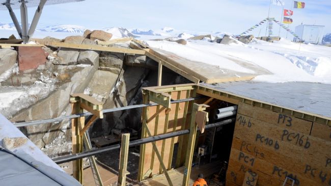 A gaping hole where the south garage used to be - © International Polar Foundation / Jos Van Hemelrijck