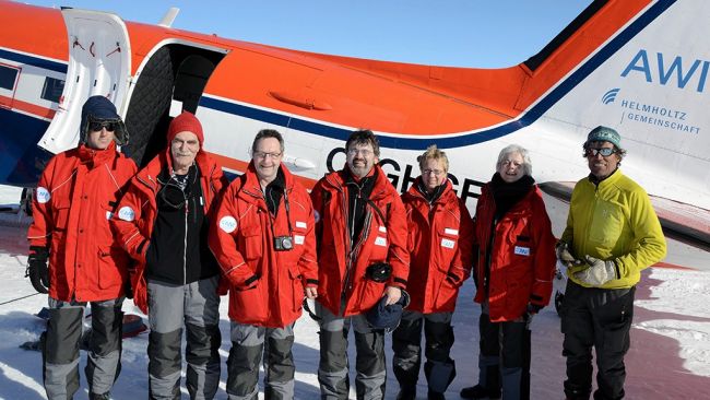 Alain Hubert (far right) poses with the German delegation - © International Polar Foundation / Jos Van Hemelrijck