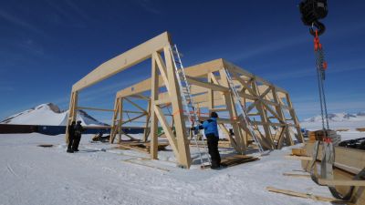 Construction of the new hangar at the Winter Park - © International Polar Foundation