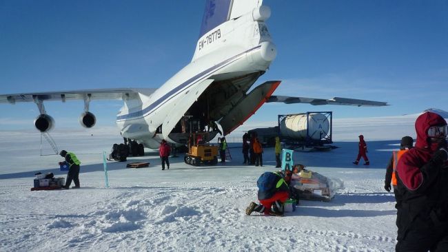 Unloading cargo at Novo station - © International Polar Foundation / Jos van Hemelrijck