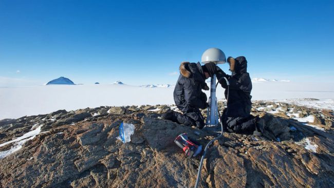 Installing a new GPS station - © International Polar Foundation