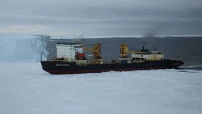 The ship beginning to force his way through the ice of the Crown bay - Copyright: International Polar Foundation - © International Polar Foundation