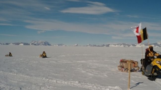 Japanese arriving in Utsteinen - Copyright: René Robert / IPF - © International Polar Foundation