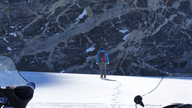 Joachim Jakobs at Duboisbreen - © International Polar Foundation - Nighat Amin