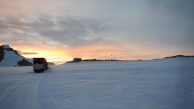 Last traverse and station in the background - Copyright: René Robert / IPF - © International Polar Foundation