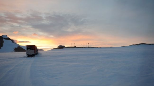 Last traverse and station in the background - Copyright: René Robert / IPF - © International Polar Foundation