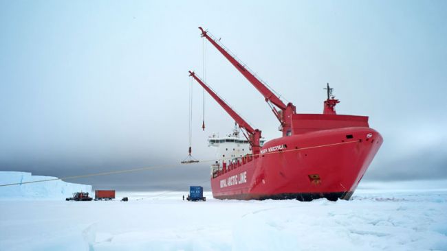 Unloading the Mary Arctica - © International Polar Foundation