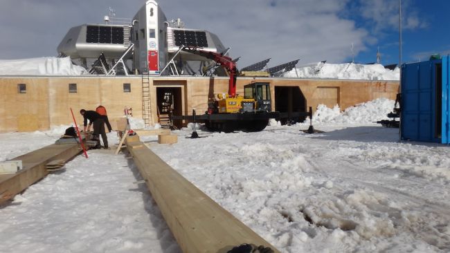 Wooden beams for the new entrance hall - © International Polar Foundation